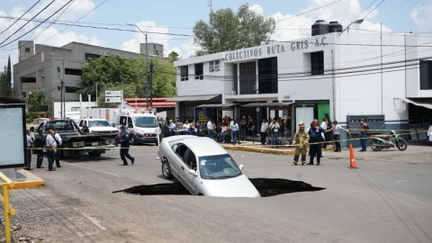 VIDEO: Enorme socavón se traga automóvil en Michoacán
