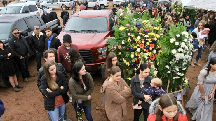 Sepultan a familiares asesinados de los LeBarón