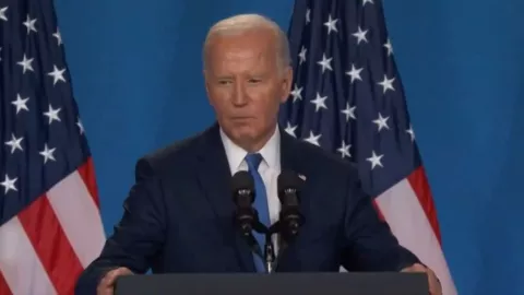 Biden confunde a harris