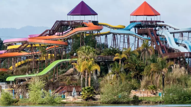 Una serie de toboganes de una atracci&oacute;n de Calibunga