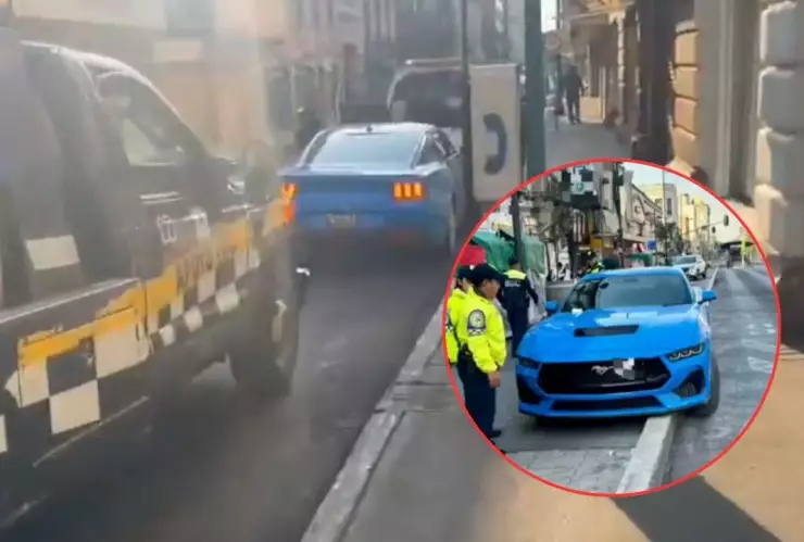 Mujer ebria choca en el Centro CDMX; su Mustang quedó sobre el carril de Metrobús