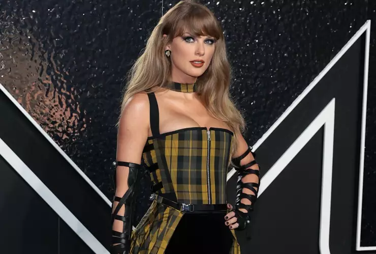 Taylor Swift apareció con un refrescante look juvenil con patrón escocés en amarillos y negros.