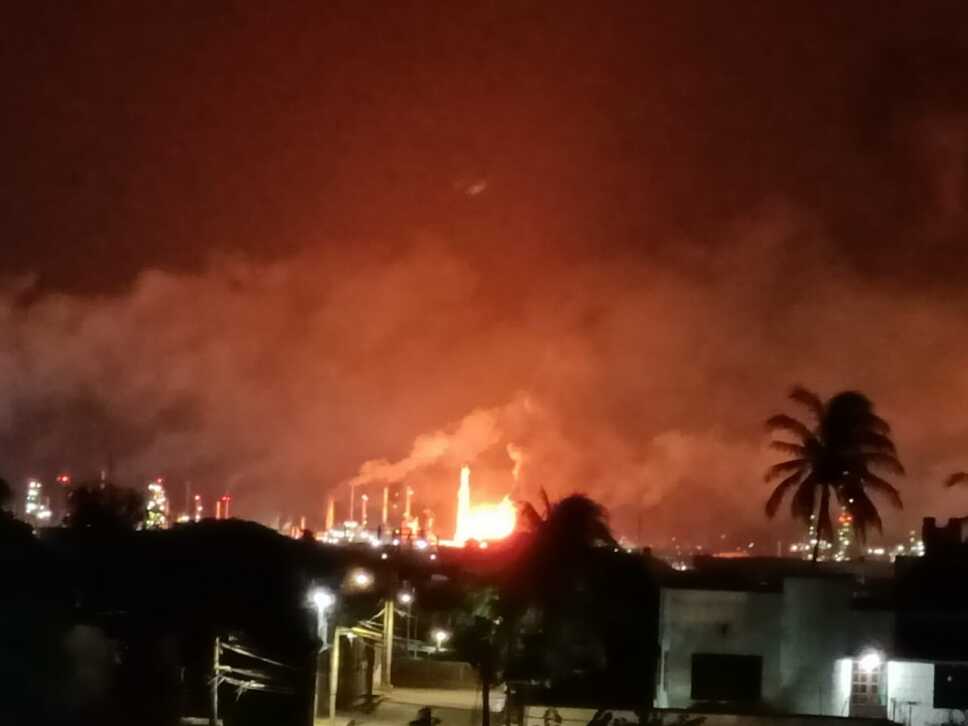 Registran fuerte incendio en refinería a Antonio Dovali Jaime en Oaxaca