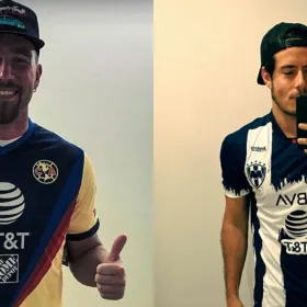 Travis Kelce sonriendo con playera amarilla y azul del américa y josé madero con playera azul y blanca del equipo rayados de monterrey