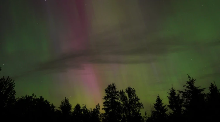Las auroras boreales comienzan a iluminar el cielo en un espectáculo celestial.