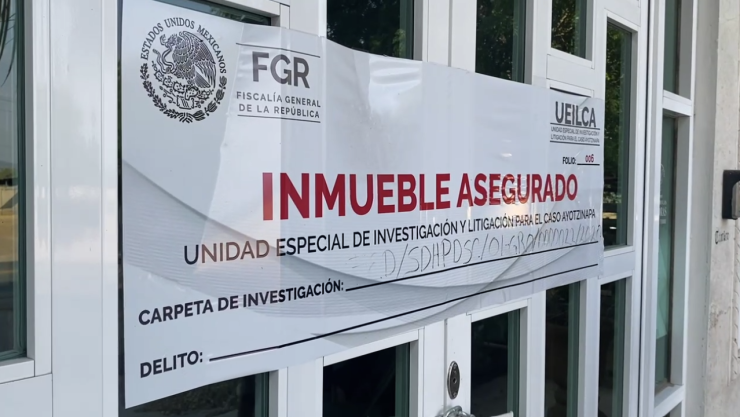 Sello de inmueble asegurado de la FGR colocado en la puerta de la funeraria ‘El Ángel’ en Iguala, Guerrero tras el ataque a balazos de este 7 de abril de 2026.