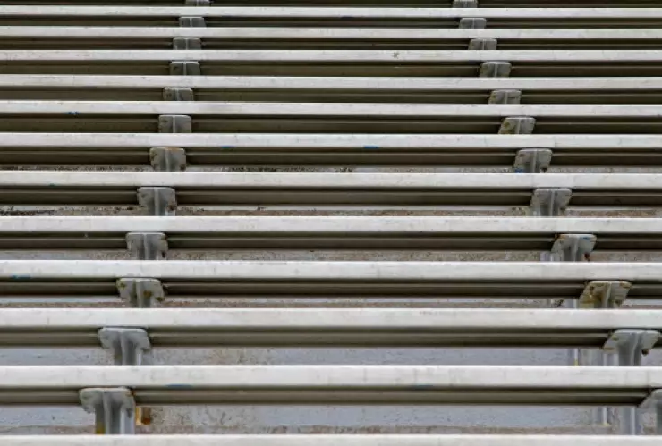 Gradas metálicas se desploman durante un partido de fútbol de una universidad privada en Mérida