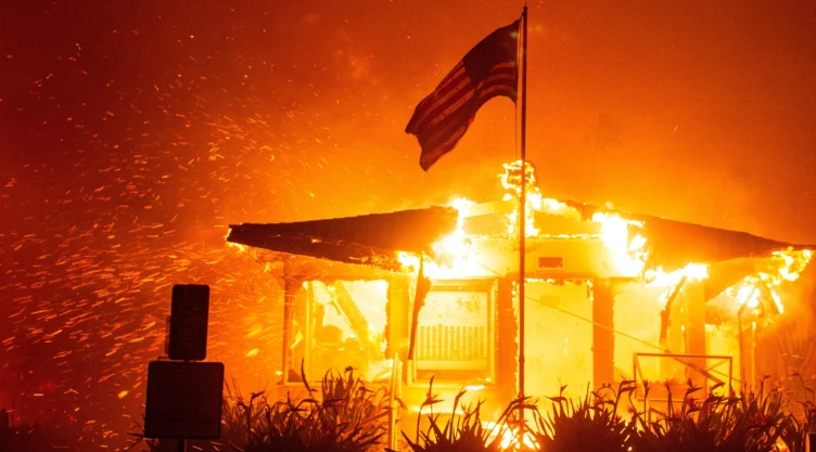 Incendios en Los Ángeles afectan propiedades de famosos.