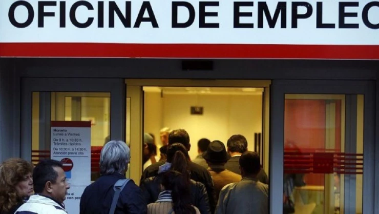 Personas ingresando a la oficina de empleo en Madrid, España