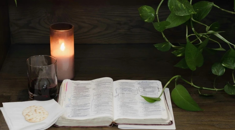 biblia abierta para la oración.