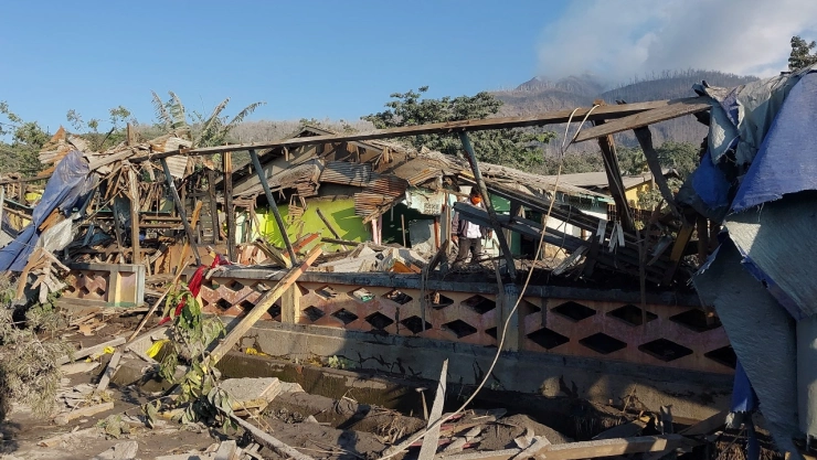 Erupción volcánica en Indonesia, 10 muertos en la isla de Flores.jpg