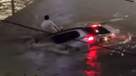 Hombre es arrastrado por inundaciones durante fuertes lluvias; desaparece bajo el agua