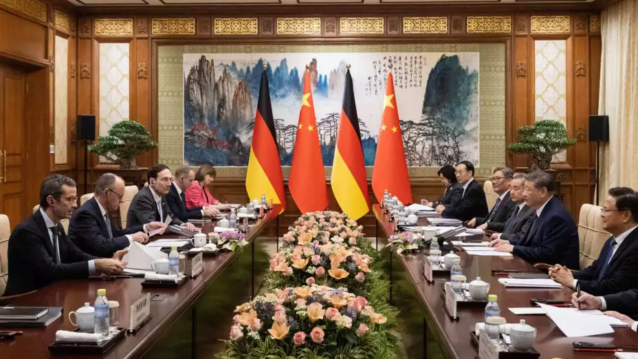 Comitivas de China y Alemania reunidos en Beijing, China.