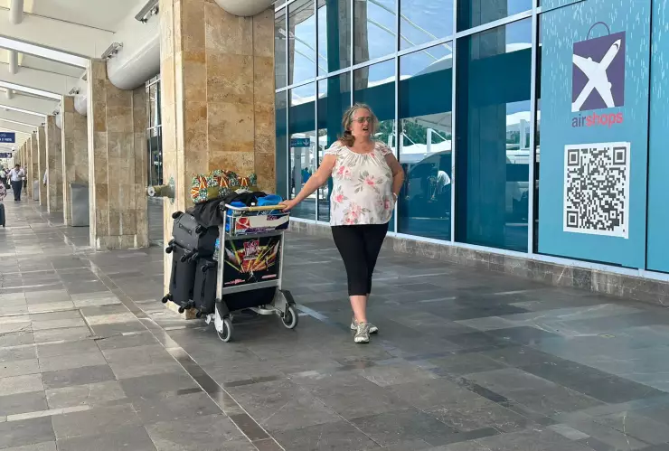Canadiense varada en el aeropuerto de Cancún