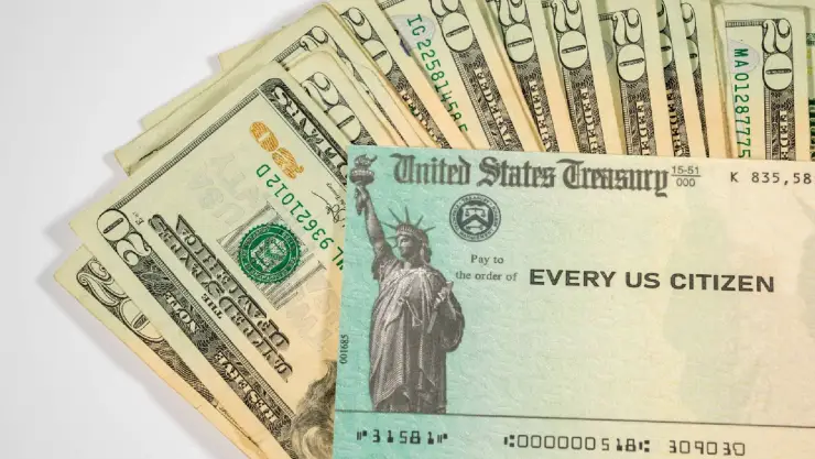el cheque de estímulo junto a dólares de fondo