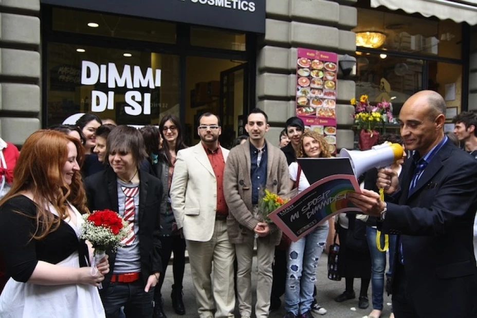 La nueva ley permite a las parejas gay casarse en ceremonias civiles y religiosas en Inglaterra y Gales, aunque la Iglesia de Inglaterra tiene prohibido casar a parejas gay