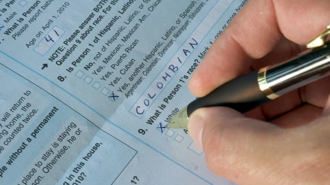 Un residente latino en Estados Unidos completa el censo