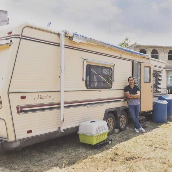 Fuera del camper de Gustavo en el circo
