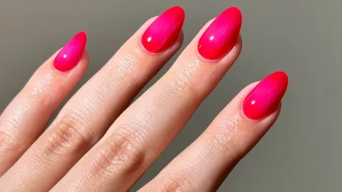 uñas rojo con rosa abril 2026