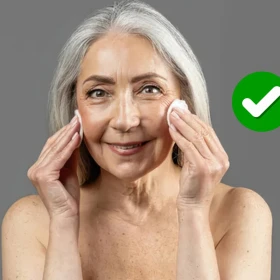 Cómo usar el corrector naranja para disimular las ojeras oscuras después de los 50