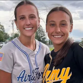 Samantha y Kyann: cómo dos hermanas separadas por la adopción se encontraron jugando sóftbol
