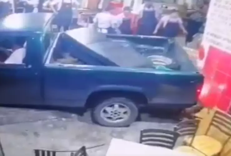 Camioneta se estrella contra taquería en Cuernavaca Morelos