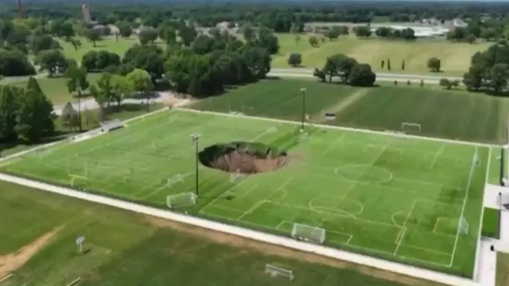 viral-enorme-socavon-aparece-cancha-futbol.jpg