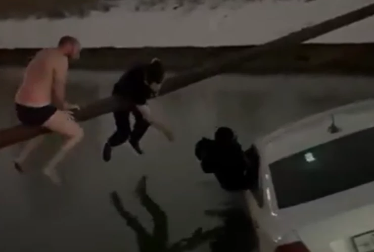 Rescatan a un niño en Rusia.png