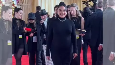 Vanessa Hudgens está embarazada, luce su barriga en la alfombra roja de los Oscar 2024.jpg