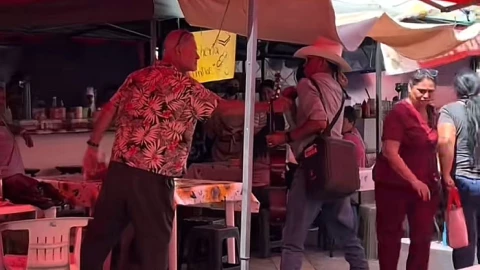 Estadounidense agrede a músico callejero