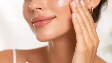 5 trucos de maquillaje con efecto ‘glow’ para devolverle la luz a la piel cansada después de los 30