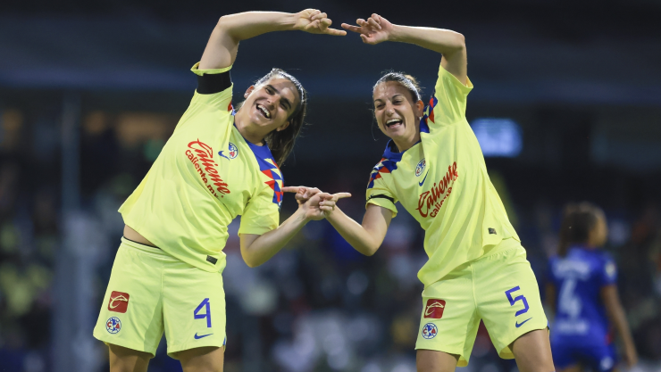 Andrea Pereira y Aurelie Kaci festejan gol con Am&eacute;rica Femenil