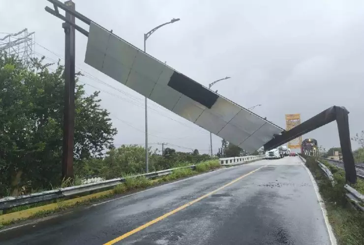 ¡Cuidado! Viento del norte derriba letrero en Puente Coatzacoalcos 1