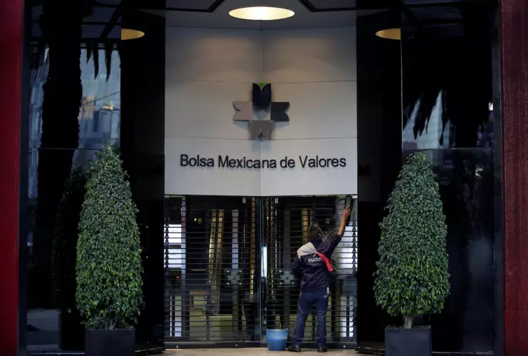 Bolsa mexicana cae más de 2 en apertura por aranceles de Trump