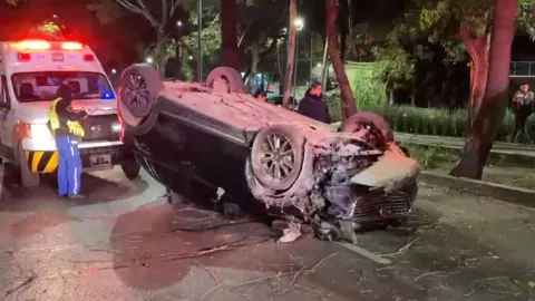 Santo Domingo | Accidente en Azcapotzalco deja una camioneta volteada por circular a exceso de velocidad