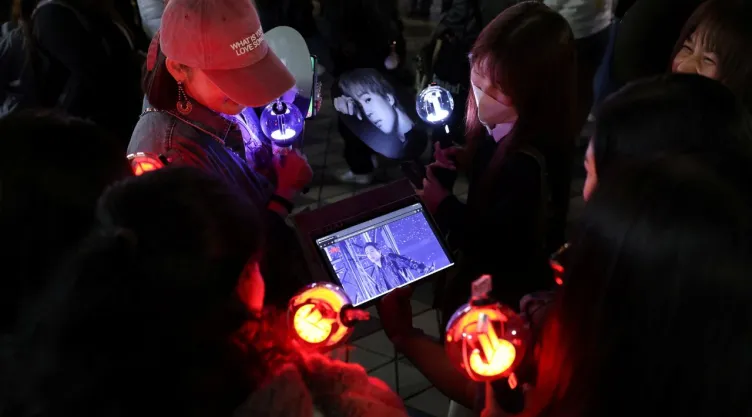 Fans de BTS en México disfrutan concierto en El Paso, Texas con telescopios y binoculares