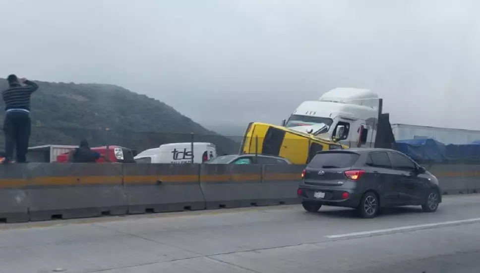 Se registra carambola en la autopista México-Querétaro.