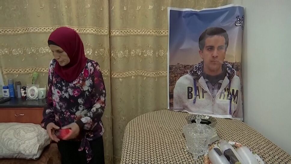 Rana, madre de Iyad al-Halaq, el palestino autista muerto a tiros por un oficial israelí exige justicia para su hijo. “No era difícil ver que mi hijo estaba discapacitado. Todos podían ver eso”, aseguró. Al-Halaq estaba en camino a su trabajo como voluntario en una escuela de necesidades especiales antes de que la policía lo quisiera detener por sospechar que portaba un arma.