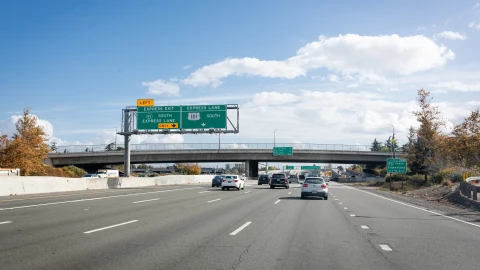 Coches en carretera de California