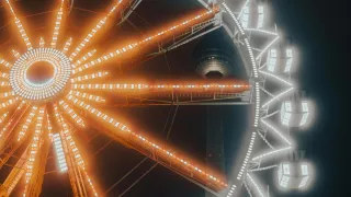 dos niñas caen de una rueda de la fortuna.jpg