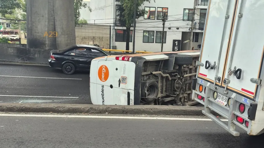Camioneta vuelca en carriles centrales de Periférico Sur