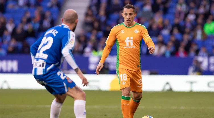 Andrés Guardado ante el Espanyol