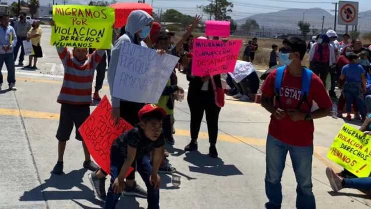 Cientos de migrantes se manifiestan este día en consulado de Estados Unidos en Tijuana.