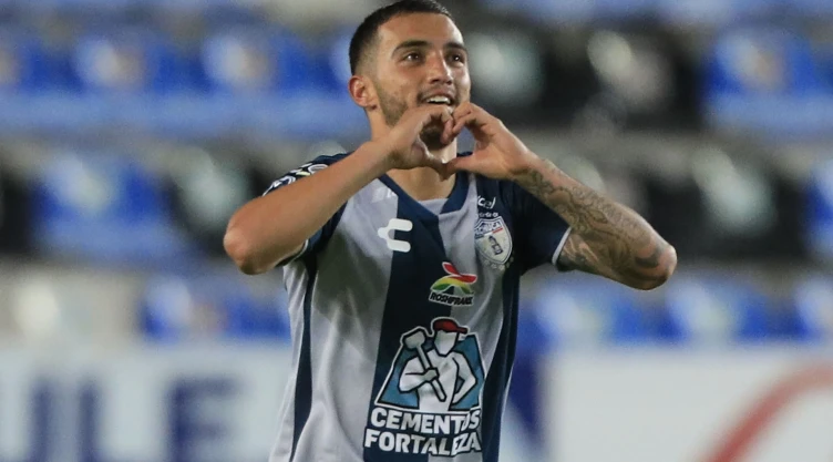 Luis Chávez celebrando un gol con Pachuca