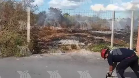 Reportan INCENDIO en inmediaciones de plaza comercial en Mérida; esto se sabe