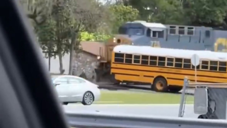 Conductora de autobús ignora señal del tren