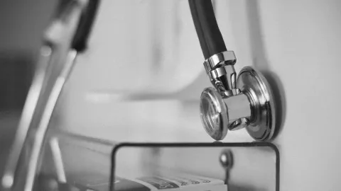 Niña muere tras ser reanimada por una policía en Monterrey; la menor falleció en el hospital