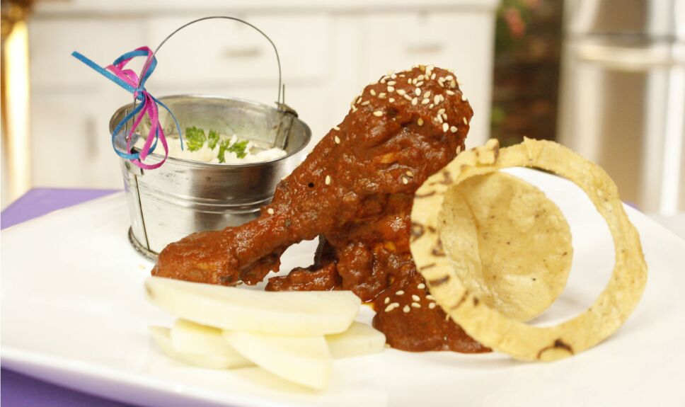 Mole rojo en la cocina de Venga la Alegría