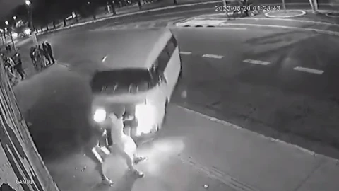 Conductor brasileño atropella a una mujer embarazada que caminaba por la calle