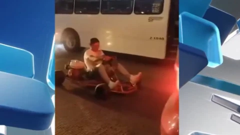 Joven sorprende a poblanos al conducir go-kart en vía principal de Puebla